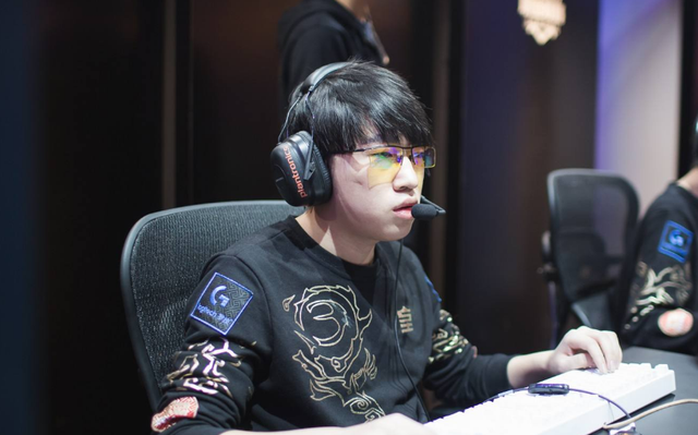 的双重身份 的双重身份